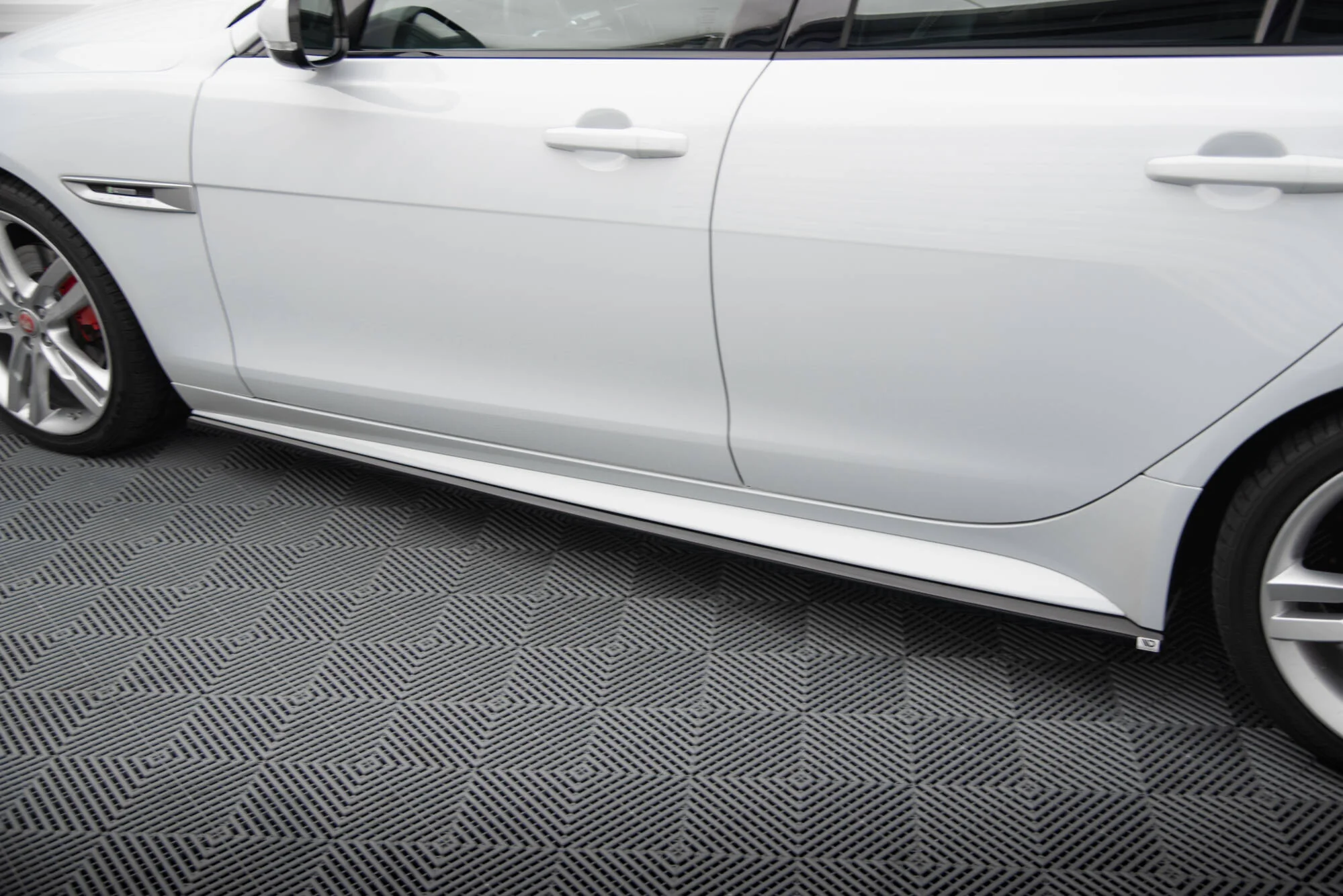 Dokładki Progów Jaguar XE R-Sport X760 - Image 3