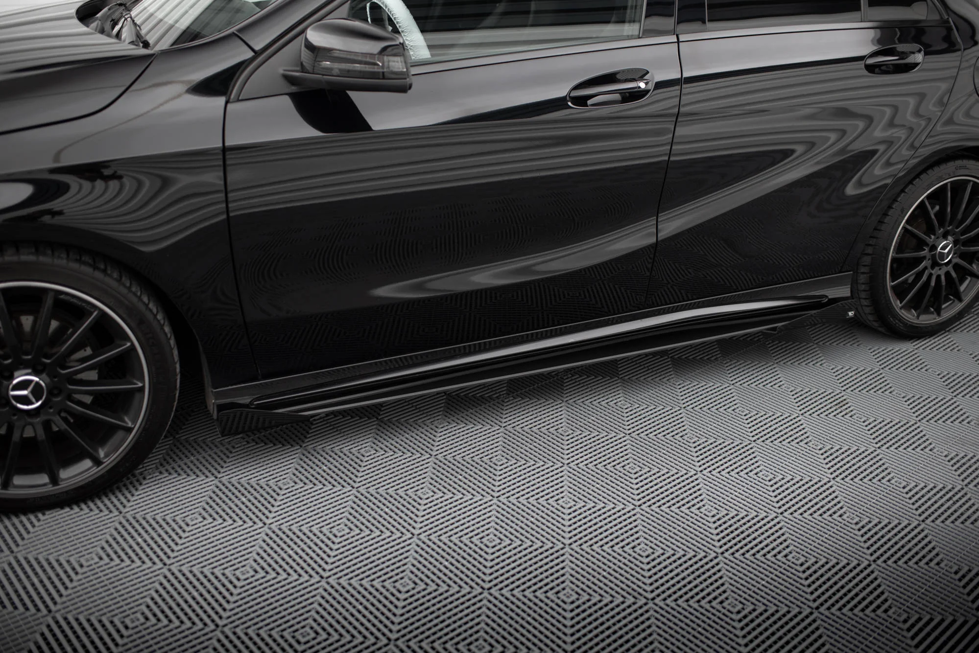 Dokładki progów Street Pro + Flaps Mercedes-Benz A AMG-Line W176 Facelift