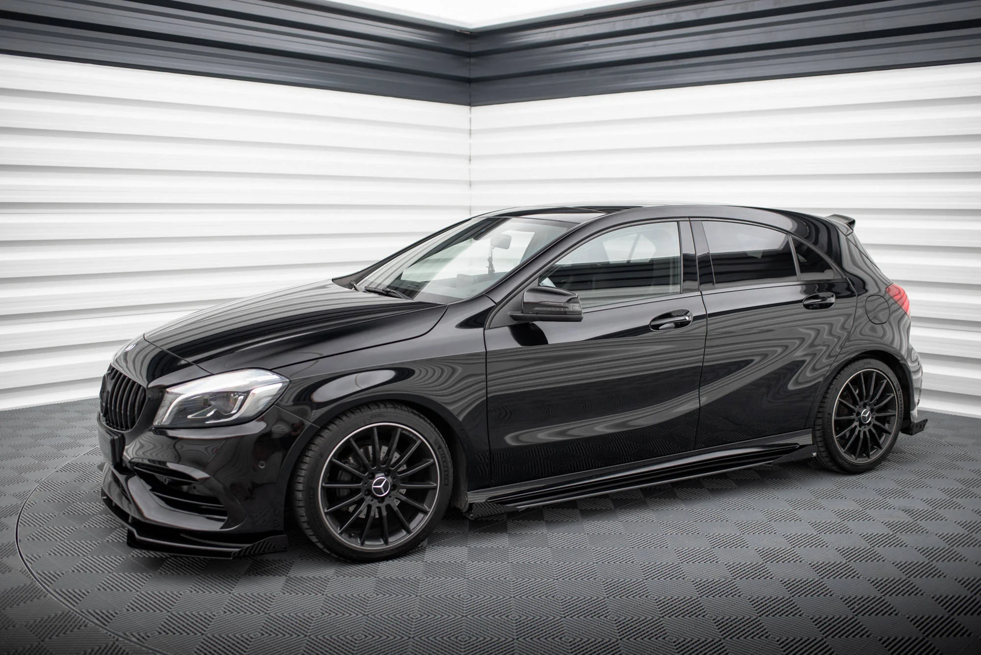 Dokładki progów Street Pro + Flaps Mercedes-Benz A AMG-Line W176 Facelift - Image 2