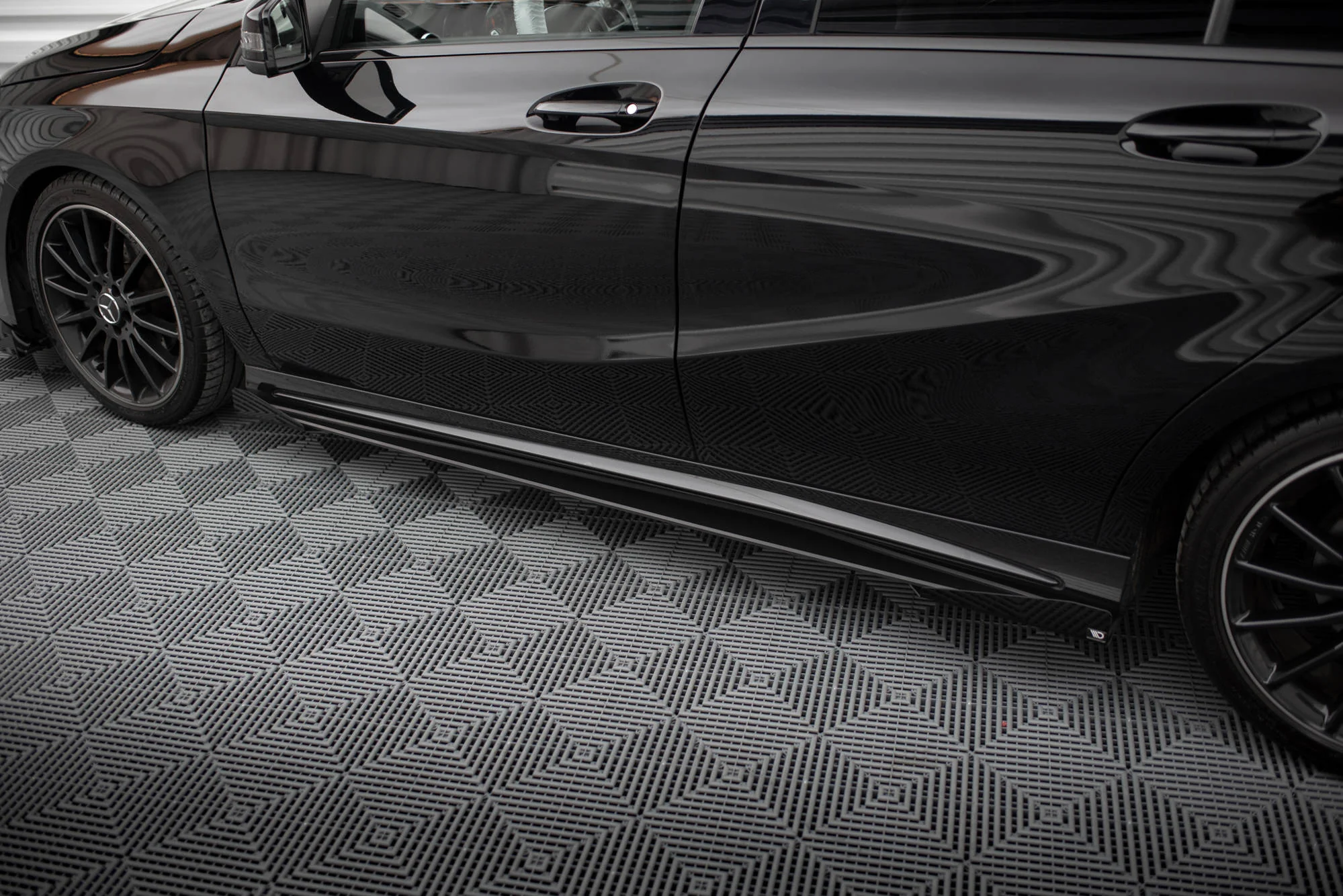 Dokładki progów Street Pro + Flaps Mercedes-Benz A AMG-Line W176 Facelift - Image 3