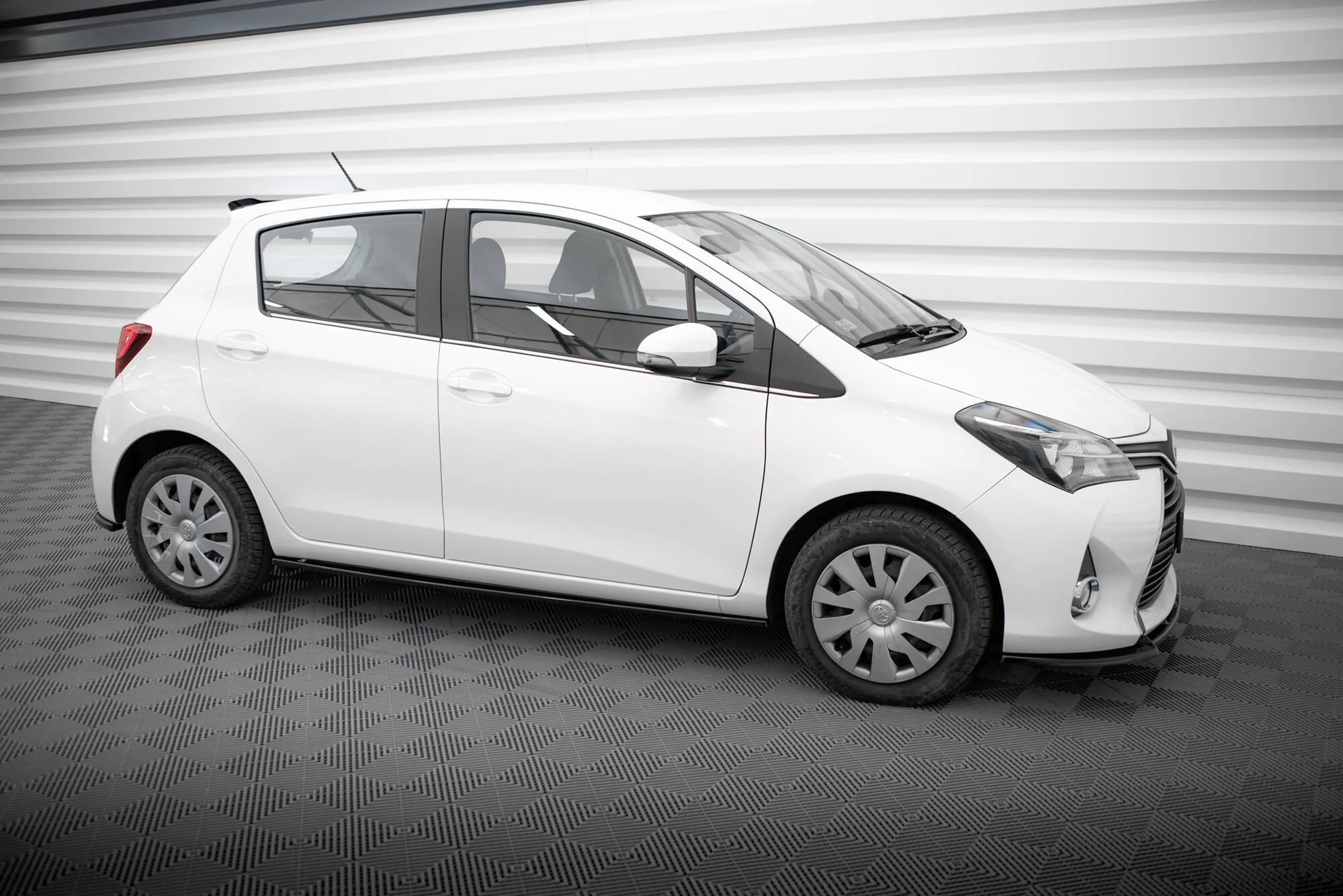 Dokładki Progów Toyota Yaris Mk3 Facelift - Image 3