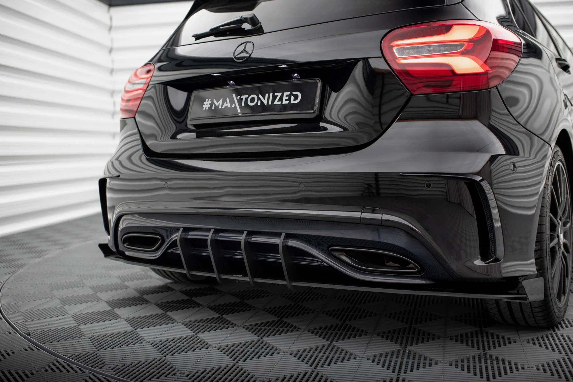 Flapsy Tylne Boczne Mercedes-Benz A AMG-Line W176 Facelift - Image 3