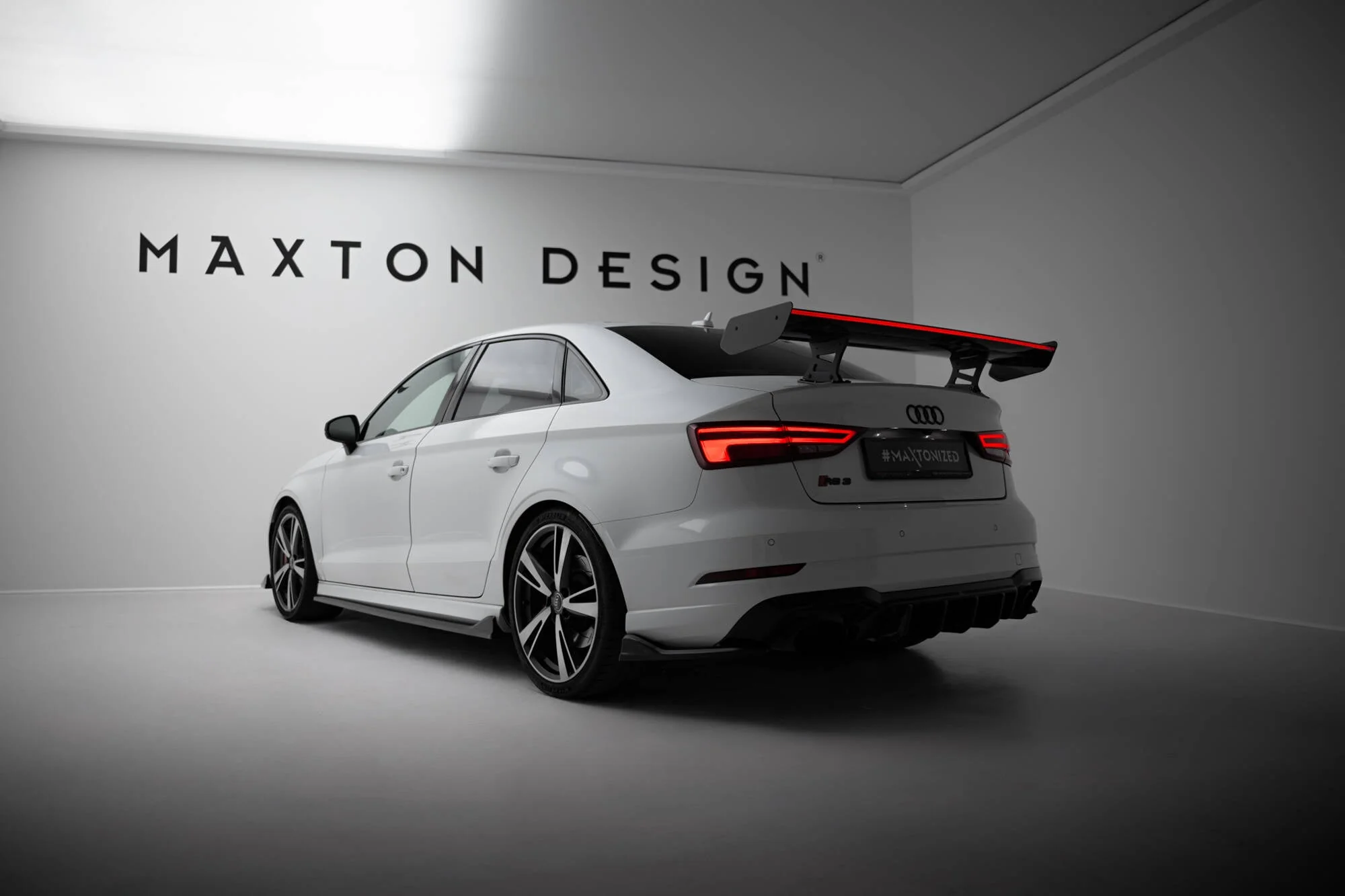 Karbonowy Spoiler Z Wewnętrznymi Wspornikami + LED Audi A3 / A3 S-Line / S3 / RS3 Sedan 8V / 8V Facelift - Image 3