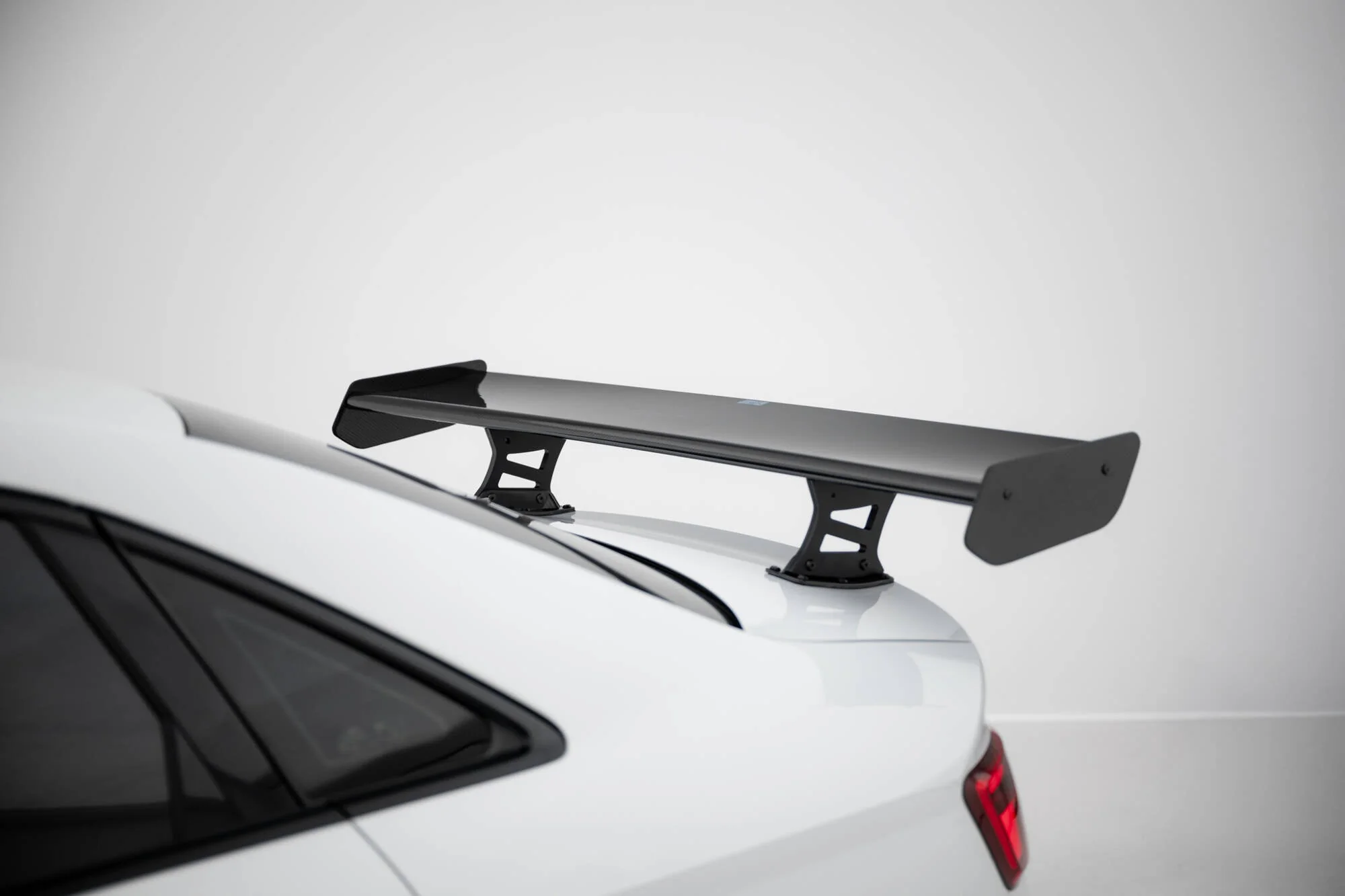 Karbonowy Spoiler Z Wewnętrznymi Wspornikami + LED Audi A3 / A3 S-Line / S3 / RS3 Sedan 8V / 8V Facelift - Image 4
