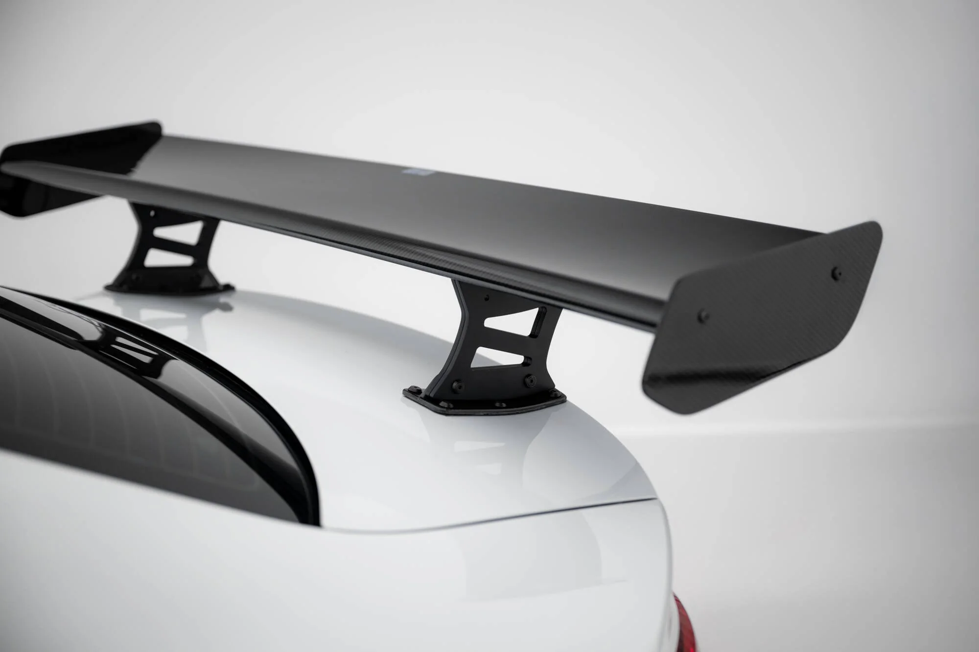 Karbonowy Spoiler Z Wewnętrznymi Wspornikami + LED Audi A3 / A3 S-Line / S3 / RS3 Sedan 8V / 8V Facelift - Image 5