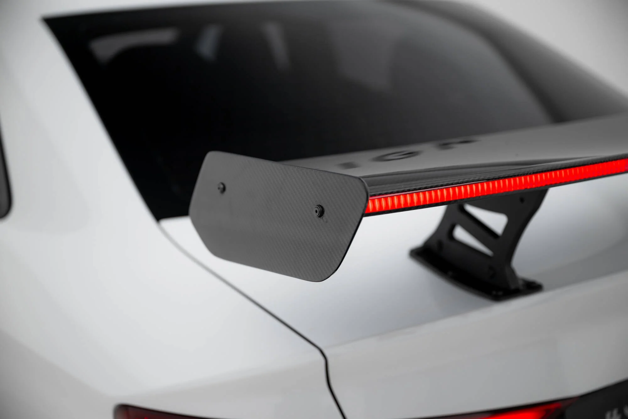 Karbonowy Spoiler Z Wewnętrznymi Wspornikami + LED Audi A3 / A3 S-Line / S3 / RS3 Sedan 8V / 8V Facelift - Image 6