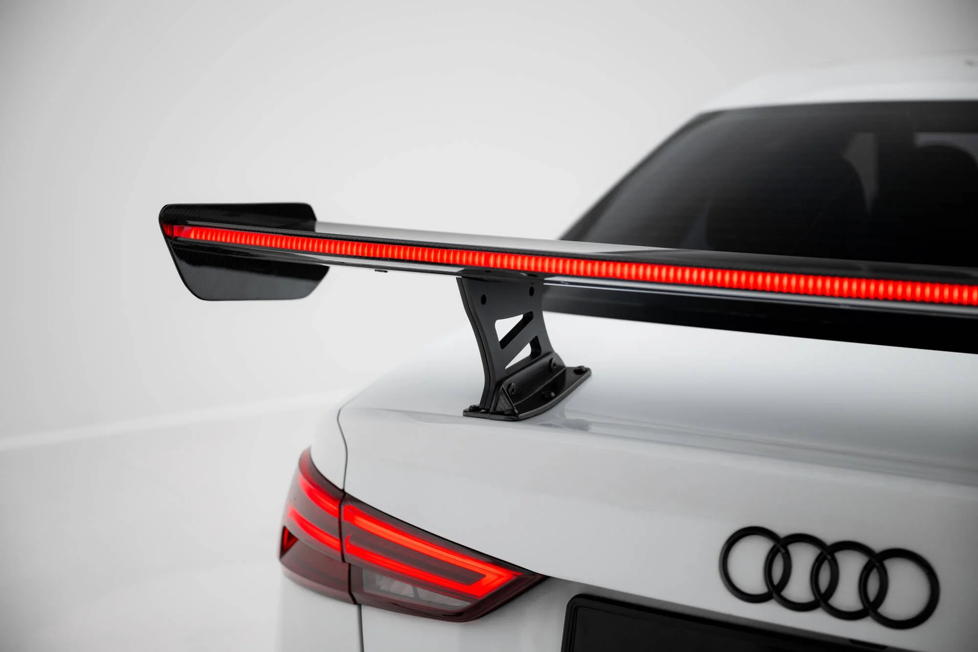 Karbonowy Spoiler Z Wewnętrznymi Wspornikami + LED Audi A3 / A3 S-Line / S3 / RS3 Sedan 8V / 8V Facelift - Image 7