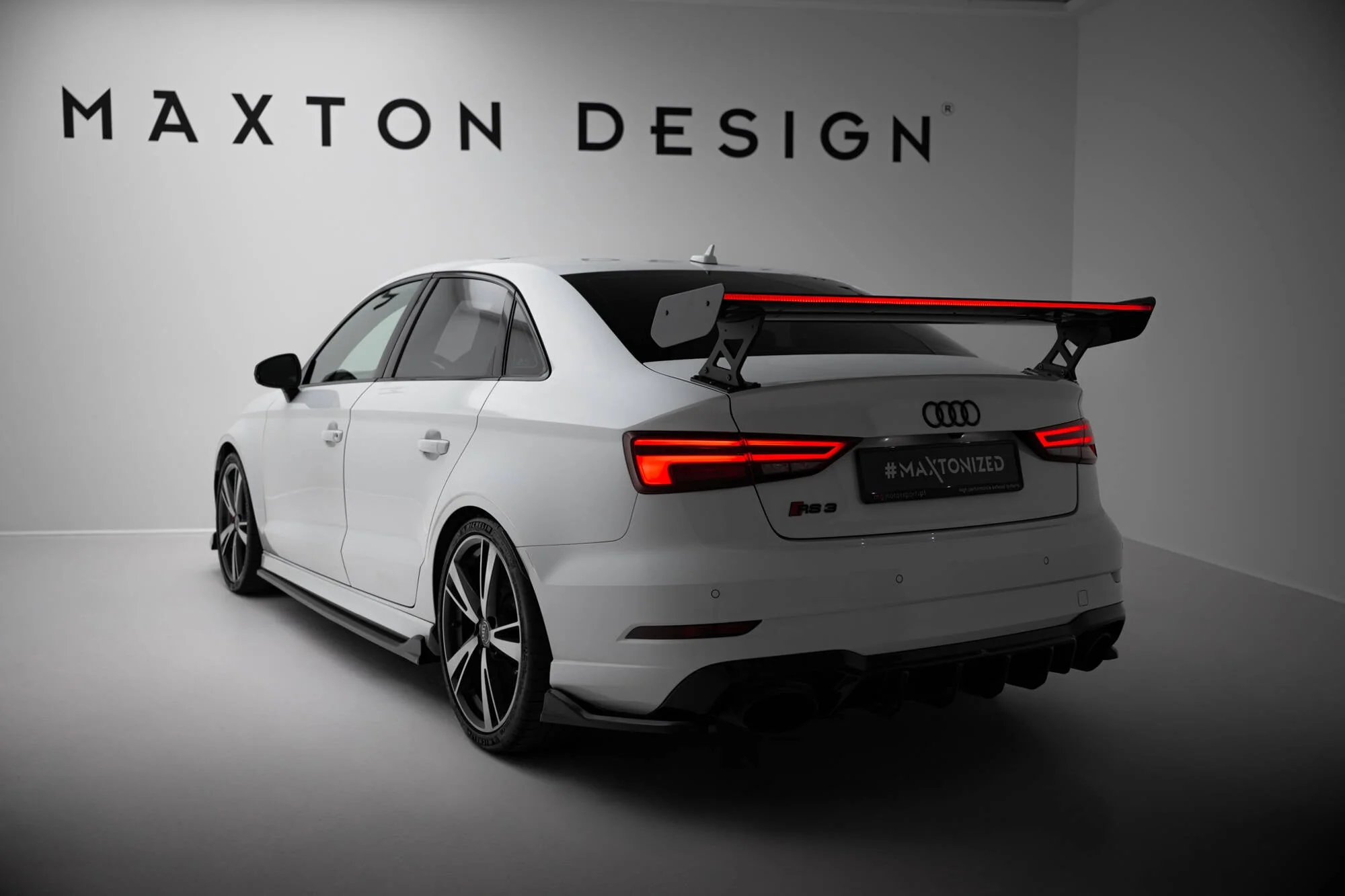 Karbonowy Spoiler Z Zewnętrznymi Wspornikami + LED Audi A3 / A3 S-Line / S3 / RS3 Sedan 8V / 8V Facelift - Image 3