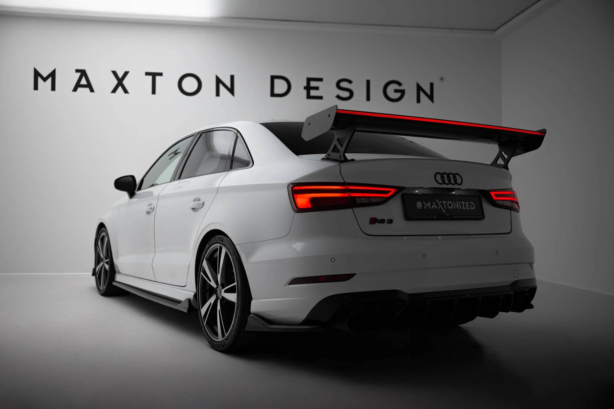Karbonowy Spoiler Z Zewnętrznymi Wspornikami + LED Audi A3 / A3 S-Line / S3 / RS3 Sedan 8V / 8V Facelift - Image 4