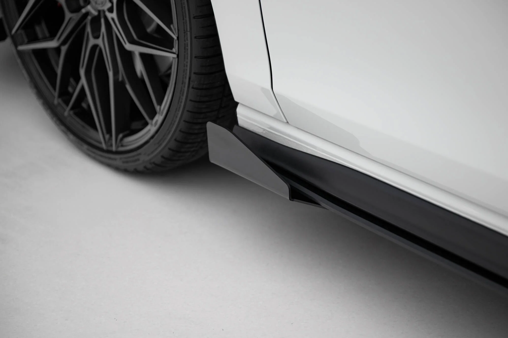 Side Flaps Volkswagen Golf GTI / GTE / GTI Clubsport / R-Line Mk8 - Image 4